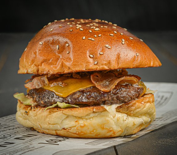 Az SD Witch Kedvenc burgere, összetevői: Kiscipó buci, hamburgerszósz, friss saláta, 100% marhahúspogácsa, cheddar sajtszelet, ropogós bacon és pirított hagyma