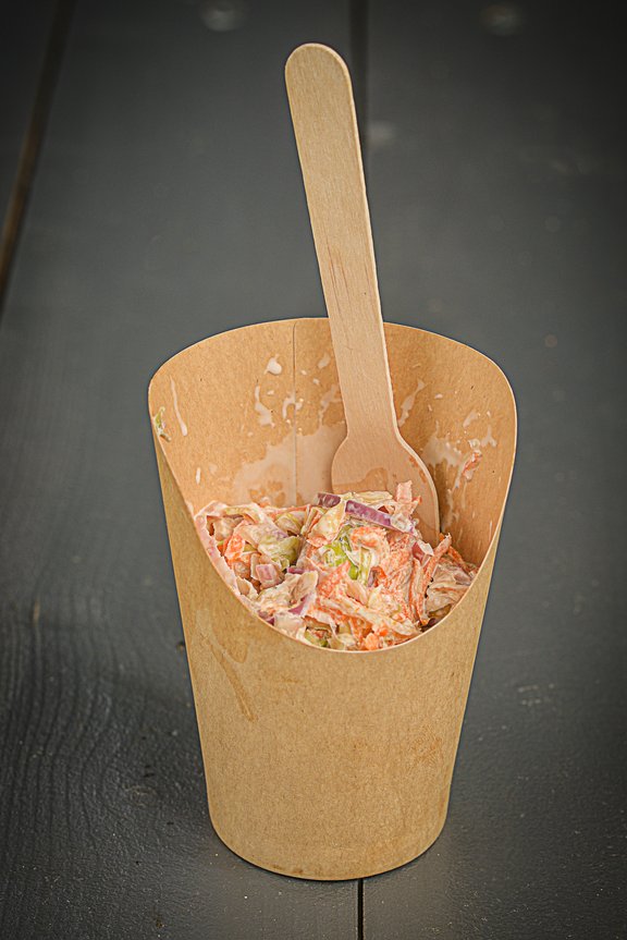 Az SD Witch coleslaw salátája: vékonyra szeletelt káposzta, lilahagyma és reszelt sárgarépa fűszeres majonézzel keverve